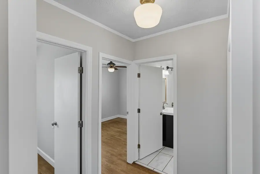 Hallway linking the bathroom and bedrooms